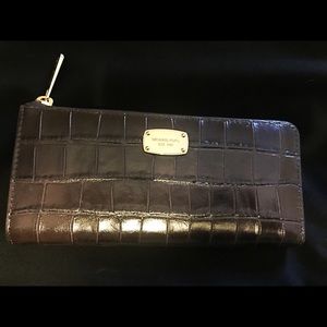 NWT Michael Kors alligator pattern wallet! 😍😍😍
